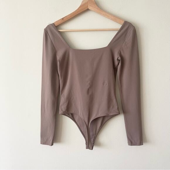 Babaton Aritzia Contour Squareneck Long Sleeve Bodysuit in Taupe Women’s Size S - Picture 9 of 10